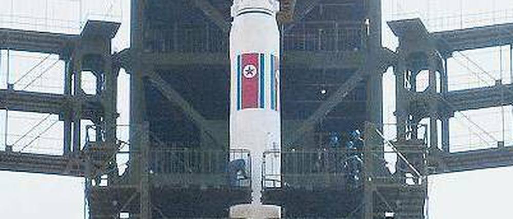 Da war die Welt für Machthaber Kim Jong Un noch in Ordnung. Die am Freitag kurz nach dem Start abgestürzte Rakete am 8. April. 