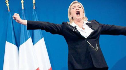 Die Überraschung des Wahlabends. Die Kandidatin der Front National, Marine Le Pen, feiert in Paris vor ihren Anhängern das starke Abschneiden der Rechtsextremen. Am 1. Mai will sie ihre Haltung zur Stichwahl zwischen dem Sozialisten François Hollande und dem Präsidenten Nicolas Sarkozy bekanntgeben. Foto: Ian Langsdon/dpa