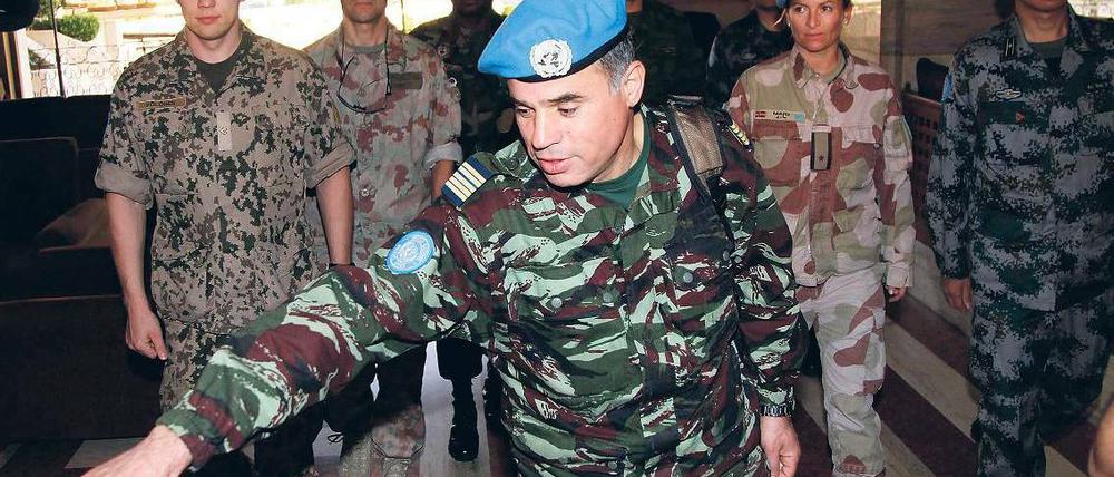 Die Vorhut: Der marokkanische Oberst Ahmed Himmiche verlässt mit Mitgliedern seines UN-Teams, das bisher 15 Personen umfasst, das Hotel in Damaskus. Foto:Khaled al Hariri/rtr