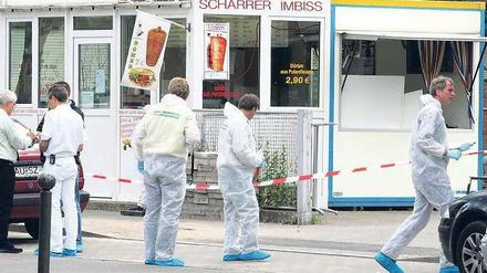 Polizisten an dem Nürnberger Imbiss, dessen Besitzer im Juni 2006 erschossen wurde. 