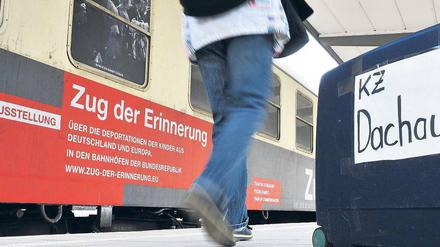 Die Rolle der Bahn für die Verbrechen der Nazis thematisiert seit fünf Jahren die Ausstellung „Zug der Erinnerung“ – hier im Münchner Hauptbahnhof. Foto: Lennart Preiss/dapd