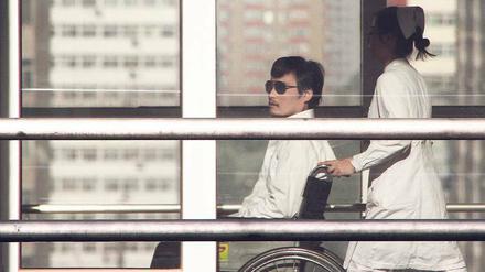 In Sicherheit soll Aktivist Guangcheng nun sein, das hatte die Regierung versprochen. Eigentlich. Hillary Clinton will wachsam bleiben. Foto: Jordan Pouille/AFP