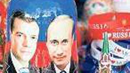 Feiern, wie auch immer. Russlands alter und neuer Präsident als Püppchen. Foto: dapd