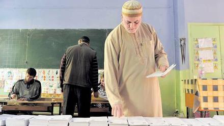 Stimmabgabe in einem Armenviertel in der Stadt Oran. Die Wahlbeteiligung lag offiziell mit 43 Prozent höher als erwartet, viele Beobachter bezweifeln das. 