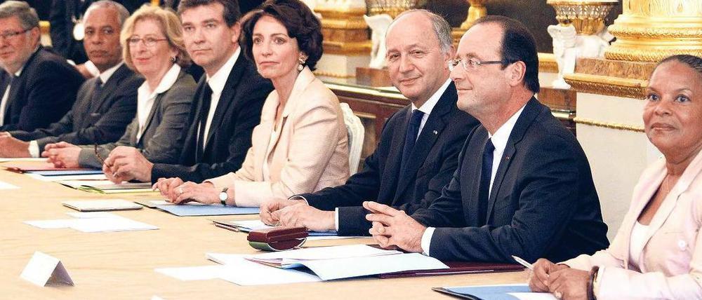 Die neue Mannschaft. Präsident Francois Hollande (2. v. r.) zwischen Justizministerin Christiane Taubira und Außenminister Laurent Fabius (3. v. r.), neben dem Sozial- und Gesundheitsministerin Marisol Touraine sitzt.