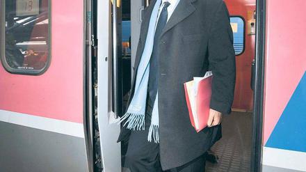 Nur nicht glamourös. Frankreichs neuer Präsident Hollande will viel mit dem Zug und dem Auto reisen, um den Kontakt zum normalen Leben nicht zu verlieren. Foto: Frank Perry/AFP