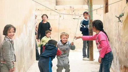 Selbst gemacht. In einem Camp in Jordanien spielen Kinder mit einer improvisierten Schaukel. 