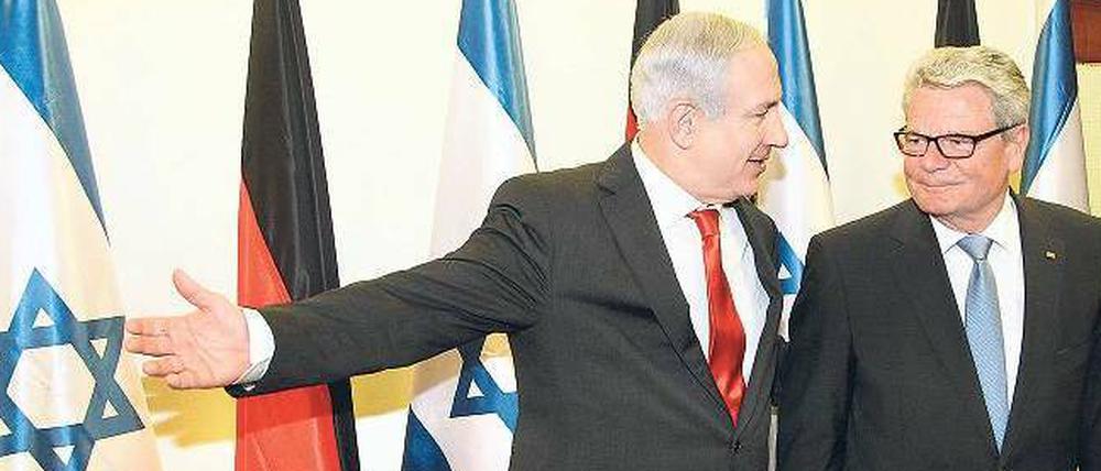 Präsident und Premier. Bundespräsident Gauck und Israels Ministerpräsident Benjamin Netanjahu (links) trafen sich – und wurden sich nicht einig. Gauck äußerte Unbehagen wegen Israels Siedlungspolitik. Europa und Deutschland wären „dankbar für jedes Zeichen“, die Frage sei „ein Schlüssel“ zum Frieden. Netanjahu lehnte ein Einlenken ab.