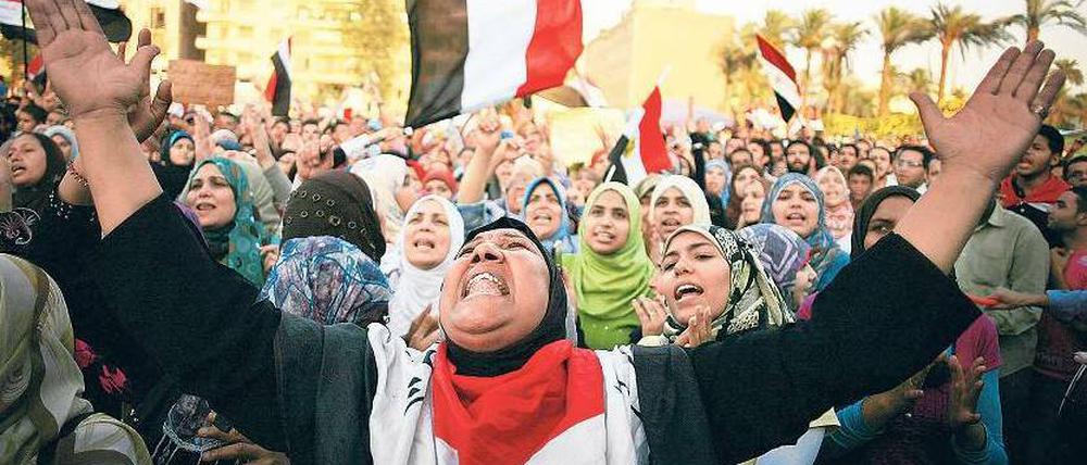 Gegen das alte Regime. Diese Ägypterin hat sich für ihren Protest die Flagge des Landes übergeworfen. Foto: Manu Brabo/dapd