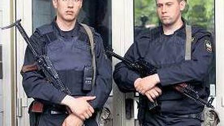 Martialisch: Polizisten vor dem Wohnhaus des Bloggers Alexej Nawalni. Foto: dapd