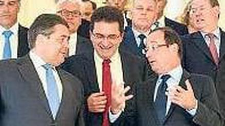 Im Elysée-Palast. SPD-Chef Gabriel (vorne links) unterhält sich mit Frankreichs Präsident Hollande (vorne rechts). Foto: dpa