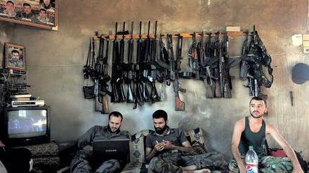 Feuerpause. Kämpfer der „Freien Syrischen Armee“ vor wenigen Tagen in Aleppo im Norden des Landes. Foto: Khalil Hamra/dapd