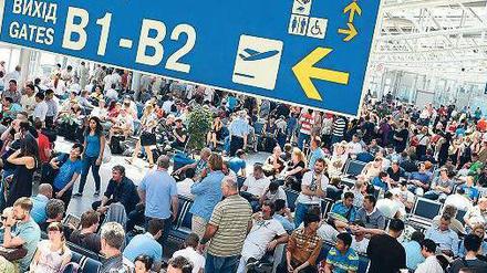 Doch noch Chaos. Nach dem EM-Finale in Kiew war der überschaubare internationale Flughafen mit dem Ansturm der Rückreisenden am Montag überfordert. Foto: dapd