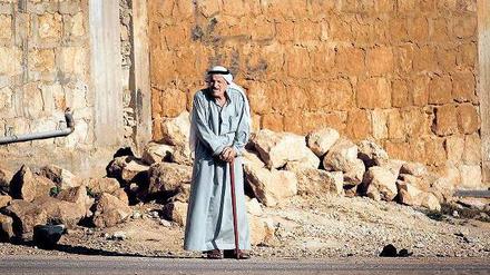 Allein gelassen. Ein älterer Syrer steht in Taftanaz an einer Straße. Auch in diesem Ort wurde gekämpft und gestorben, ein Ende des Konflikts ist nicht in Sicht. Foto: Khalil Hamra/dapd