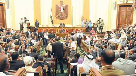 Kurzsitzung: Nur die islamistischen Parteien kamen am Dienstag ins aufgelöste Kairoer Parlament. Voll wurde es dennoch; sie stellen die Mehrheit. Foto: rtr