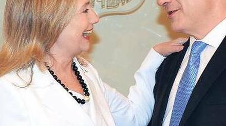 Zum guten Schluss. Nach den Gesprächen in Kairo traf Hillary Clinton in Jerusalem mit Israels Premierminister Benjamin Netanjahu zusammen. Foto: dpa