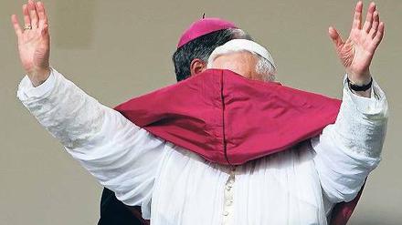 Blickt er noch durch? Papst Benedikt XVI. soll mittlerweile über die Hintermänner des Dokumentenklaus im Vatikan Bescheid wissen. Er hüllt sich in Schweigen. Foto: dapd
