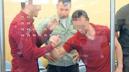 Hinter Sicherheitsglas. Die Angeklagten Abdeladim El-K. (r) und Amid C. beim Prozessauftakt am Mittwoch in Düsseldorf.