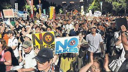 Atomkraftgegner demonstrieren in Tokio.