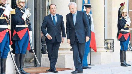 Im Gleichschritt. Frankreichs Präsident Hollande und Italiens Premier Monti demonstrieren Einigkeit, auch bei der Fußarbeit.