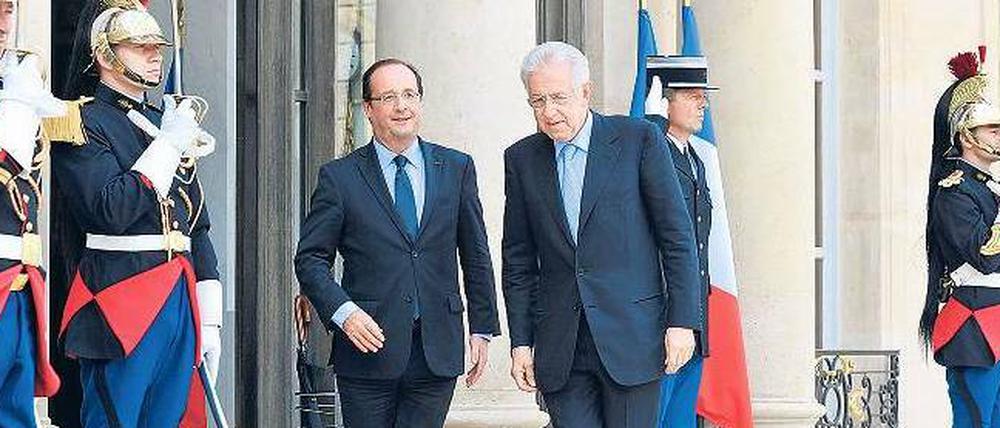 Im Gleichschritt. Frankreichs Präsident Hollande und Italiens Premier Monti demonstrieren Einigkeit, auch bei der Fußarbeit.