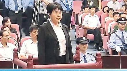 Ein Fernsehbild zeigt Gu Kailai vor Gericht.