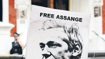 „Befreit Assange“ steht auf dem Plakat vor Ecuadors Botschaft. 
