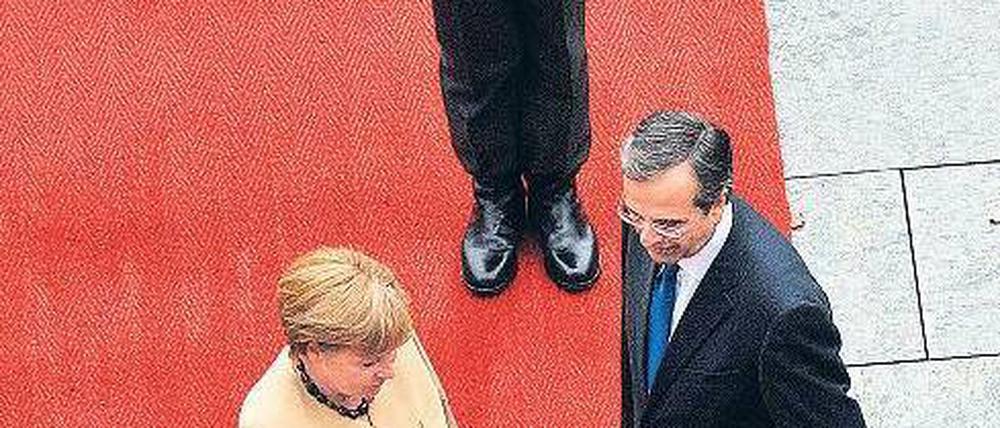 Militärische Ehren. Kanzlerin Merkel empfängt in der Regierungszentrale den griechischen Premier Samaras, dessen erste Auslandsreise im Amt nach Berlin führte. Foto: krohnfoto.de