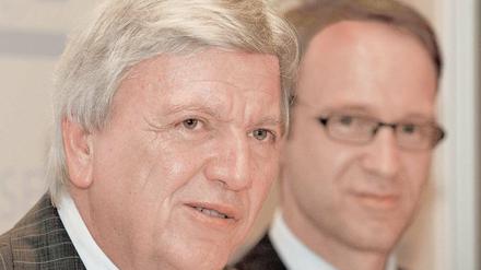 Hessens Ministerpräsident Bouffier (links) muss sich in einem Jahr zur Wiederwahl stellen.