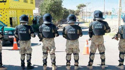 Bewachung ist möglich, Sicherheit gibt es nicht mehr. Afghanische Polizisten halten am Sonntag in Herat den Protest gegen das anti-islamische Video in Schach. Foto: dpa