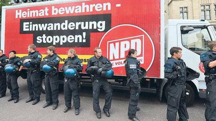 Wer gegen wen? Im August beschützten Polizisten einen Lastwagen der NPD, jetzt aber droht der rechtsextremen Partei ein neues Verbotsverfahren.