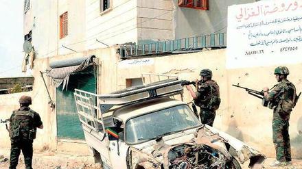 Patrouille vor Ruinen: Regierungstruppen im Viertel Tal-al-Zrazir in Aleppo am Wochenende. 