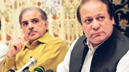 Shahbaz Sharif (links), der an der Spitze der Provinz Pandschab steht, ist der Bruder des pakistanischen Ex-Premierministers Nawaz Sharif (rechts).