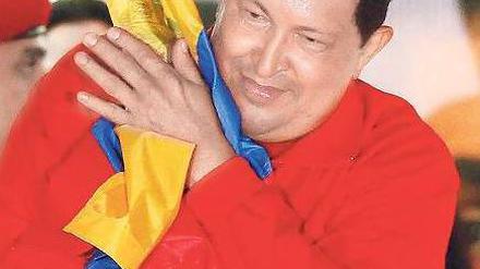 Sozialistischer Nationalist. Hugo Chávez hüllt sich nach dem Wahlsieg in die Fahne Venezuelas.