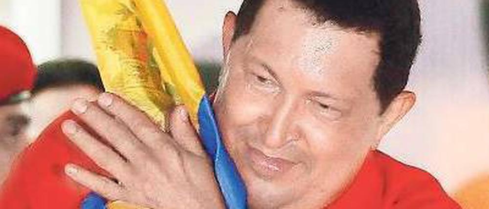 Sozialistischer Nationalist. Hugo Chávez hüllt sich nach dem Wahlsieg in die Fahne Venezuelas.