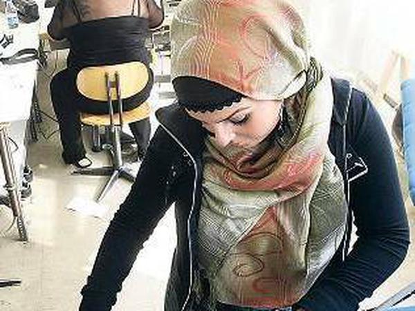 Signalwirkung erhofft. Nach den Erfahrungen des Türkischen Bundes werden Kopftuchträgerinnen häufig diskriminiert – auch am Arbeitsplatz. Foto: Jochen Zick/Keystone
