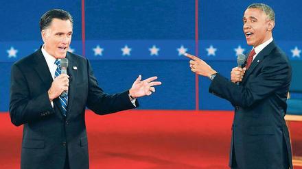 Verbaler Schlagabtausch. Bei der zweiten TV-Debatte stellten sich der Herausforderer Mitt Romney (links) und AmtsinhaberBarack Obama den Fragen von Bürgern. Foto: Mike Segar/Reuters