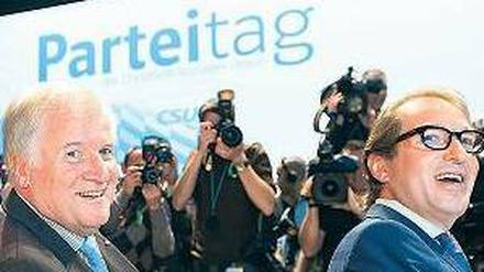 Immer schön lächeln. Der bayrische Ministerpräsident und CSU-Vorsitzende Horst Seehofer mit CSU-Generalsekretär Alexander Dobrindt auf dem Parteitag in München. Foto: dapd