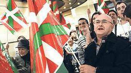 In Feierlaune: Baskische Separatisten nach ihrem Sieg bei den Regionalwahlen. Foto: AFP