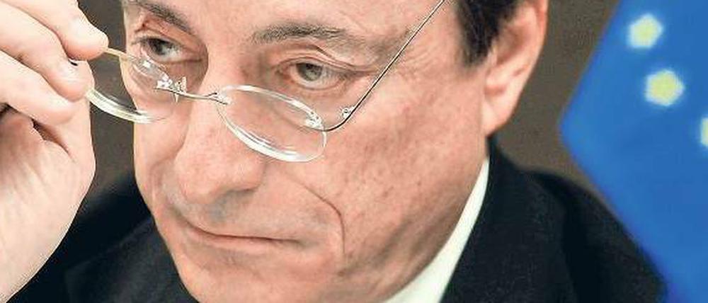 Unter Beobachtung. EZB-Chef Mario Draghi wollte vor den Bundestagsabgeordneten den Vorwurf entkräften, dass der Plan, Krisenländern durch den Aufkauf von Staatsanleihen zu helfen, zur Inflation führen könnte.