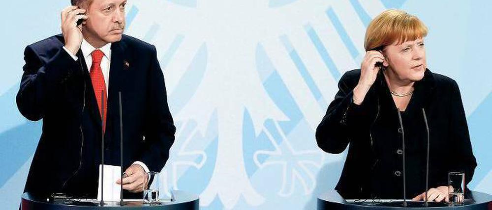 Verständigungsprobleme? Wir doch nicht! Ministerpräsident Erdogan und die Kanzlerin am Mittwoch vor der Presse im Kanzleramt. Foto: Michael Sohn/dapd