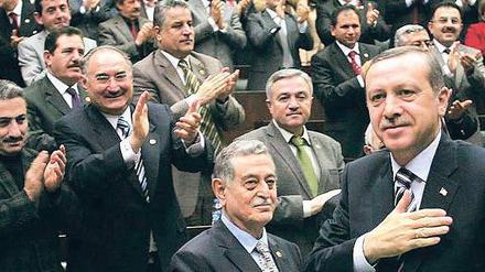 Seit zehn Jahren regiert die Partei von Premier Erdogan (r.), die AKP, die Türkei. Sie hat die säkularistische Staatsideologie zurückgedrängt.