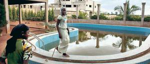 Verlassen. Ausländische Gäste sind in Malis Hauptstadt Bamako derzeit nur selten anzutreffen. Nicht nur die Baustelle eines Hotels liegt brach. Tausende Malier haben ihre Jobs verloren - im Tourismus und bei Helfern, die das Land verlassen haben. Foto: Joe Penney/Reuters