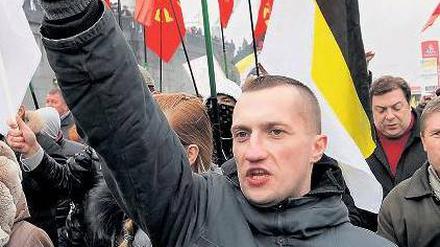 Drohgebärde. Russische Ultranationalisten ziehen mit schwarz-gelb-weißen Zarenflaggen durch Moskau.