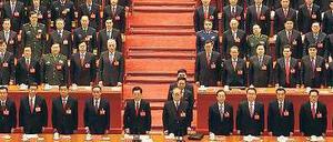 Generationswechsel. Bei der Abschlusszeremonie in der Großen Halle des Volkes in Peking steht die Führungsriege der Kommunisten auf.