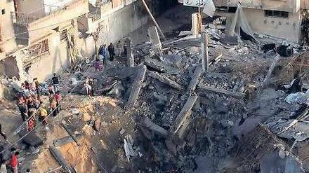 Spur der Zerstörung: Palästinenser besichtigen nach einem israelischen Luftangriff in Khan Younis im südlichen Gazastreifen die Schäden. Foto: Ibraheem Abu Mustafa/Reuters