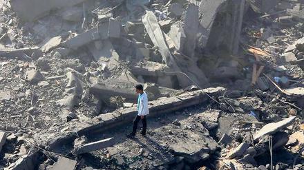 Was Israels Luftwaffe übrig ließ. Ein junger Palästinenser durchstreift die Ruine eines Verwaltungsgebäudes in Gaza. 