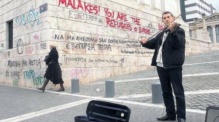 Das alte Lied. Griechenland braucht dringend Geld, um die Pleite abzuwenden. Das Bild zeigt einen Straßenmusikanten in Athen.