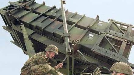 Bündnishilfe. Zwei Soldaten der Bundeswehr an der Abschussrampe eines Patriot-Raketensystems. Diese Waffe soll nun nach der Bitte aus Ankara in die Türkei verlegt werden.Foto: D. Modes/BMVg/dapd