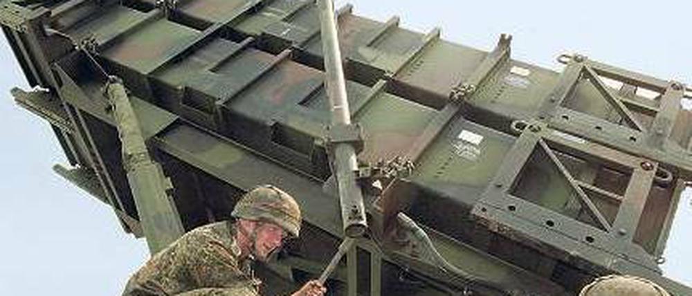 Bündnishilfe. Zwei Soldaten der Bundeswehr an der Abschussrampe eines Patriot-Raketensystems. Diese Waffe soll nun nach der Bitte aus Ankara in die Türkei verlegt werden.Foto: D. Modes/BMVg/dapd